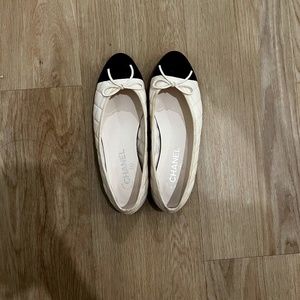 CHANEL WHITE/BLACK BALLET FLATS - 38